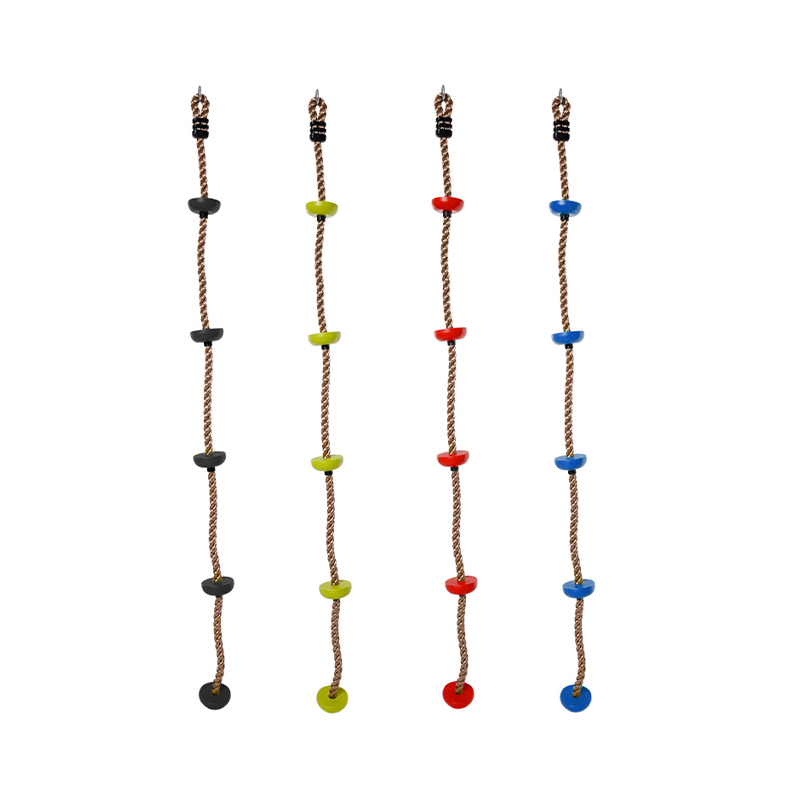 Corda de escalada em árvore colorida com plataformas
