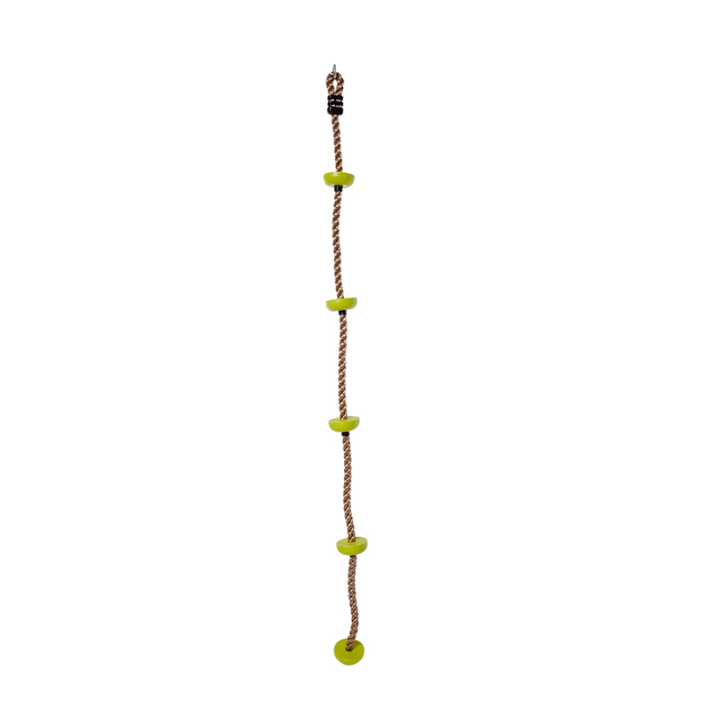 Corda de escalada em árvore colorida com plataformas